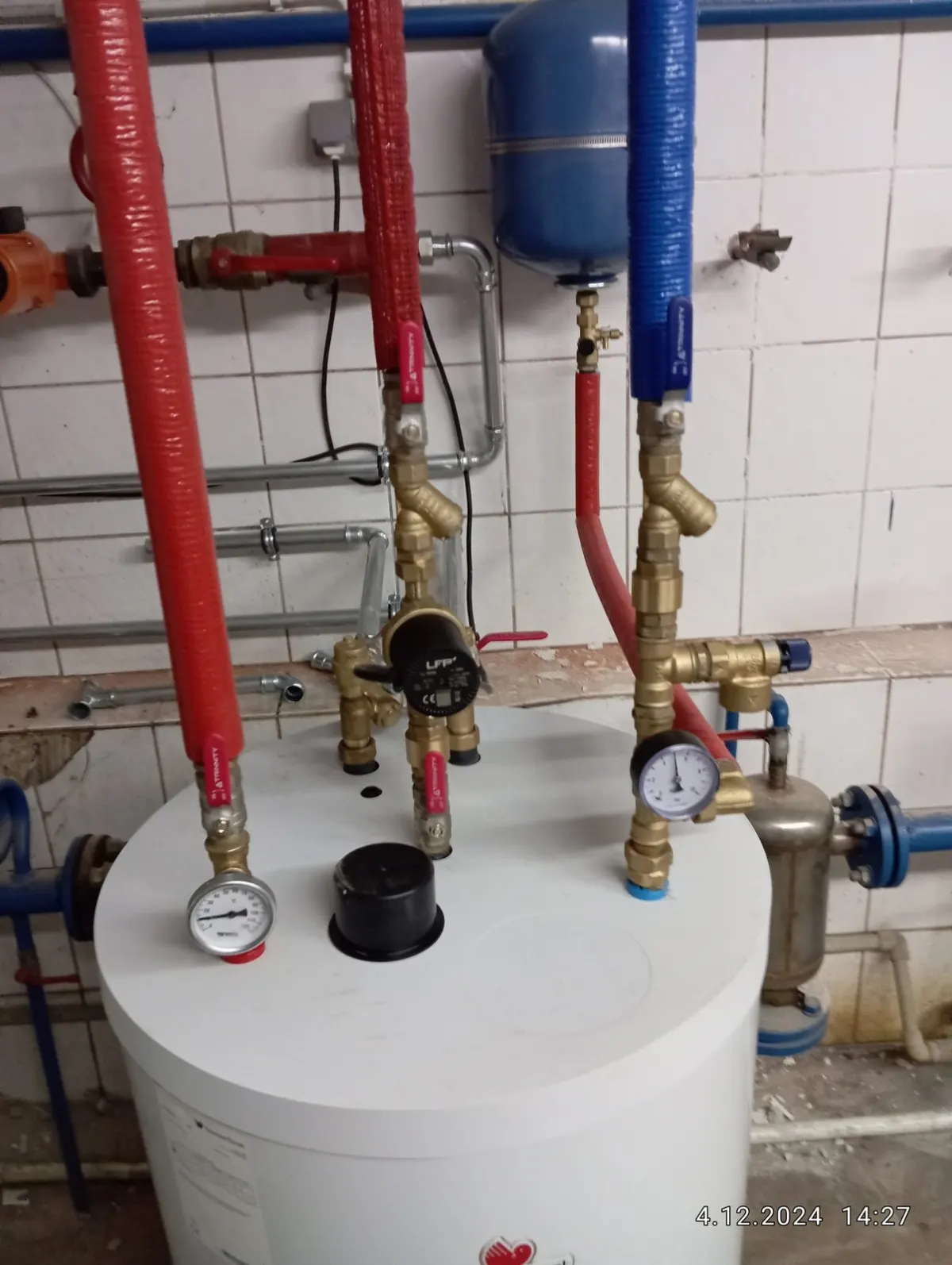 Kotłownia z kotłem, rozdzielaczem i orurowaniem po modernizacji