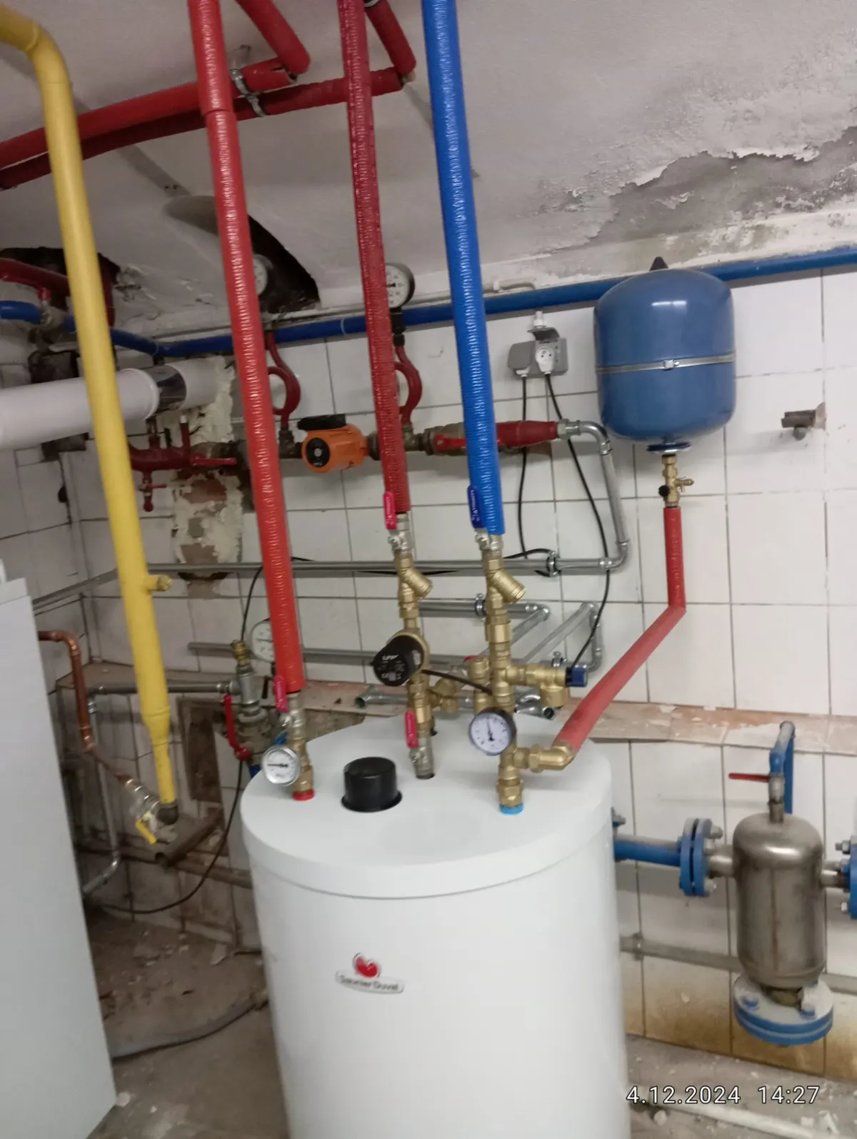 Kotłownia z kotłem, rozdzielaczem i orurowaniem po modernizacji